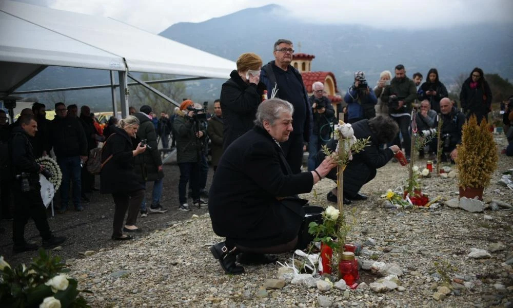 Ραγίζουν καρδιές στο μνημόσυνο για τα 57 θύματα των Τεμπών - «Δεν το πιστεύω ότι δεν θα σε ξαναδώ» (Εικόνες & Βίντεο)